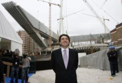 Fotografía de archivo del arquitecto Santiago Calatrava junto a la obra del Palacio de Exposiciones y Congresos de Oviedo.