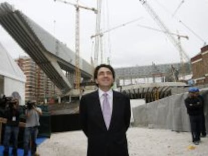 Fotografía de archivo del arquitecto Santiago Calatrava junto a la obra del Palacio de Exposiciones y Congresos de Oviedo.