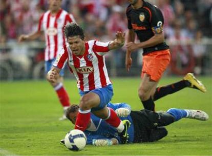 El Kun Agüero se deja caer ante César en la jugada en la que el árbitro pitó penalti.