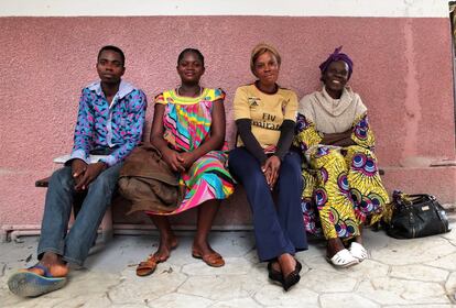 Los hasta 90 pacientes que tienen al día esperan sentados en el jardín del centro de salud de Bikop, en Camerún, dirigido por miembros de la congregación Esclavas del Sagrado Corazón. La mayoría acude a los análisis de sangre que detectan si se es portador o no de VIH. Los indicadores se conocen en media hora. Si es negativo, se les pasa a consulta para darles los resultados. Si da positivo, se hace una segunda prueba y se les pasa a una orientadora, que da el resultado e informa sobre la enfermedad.