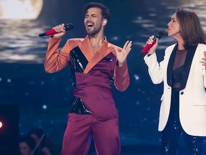 Agoney y Ana Belén, en una actuación en 'Dúos increíbles'.