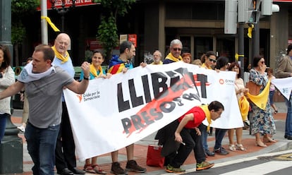 Independentistas catalanes en el kilómetro de la Plaza Moyua, en Bilbao