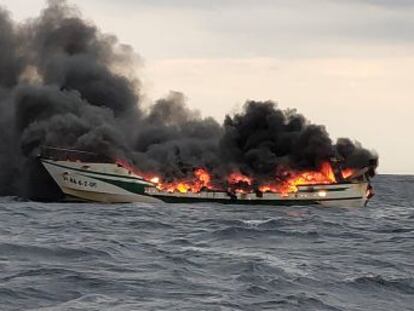 Cuatro tripulantes han resultado heridos en el incendio del barco