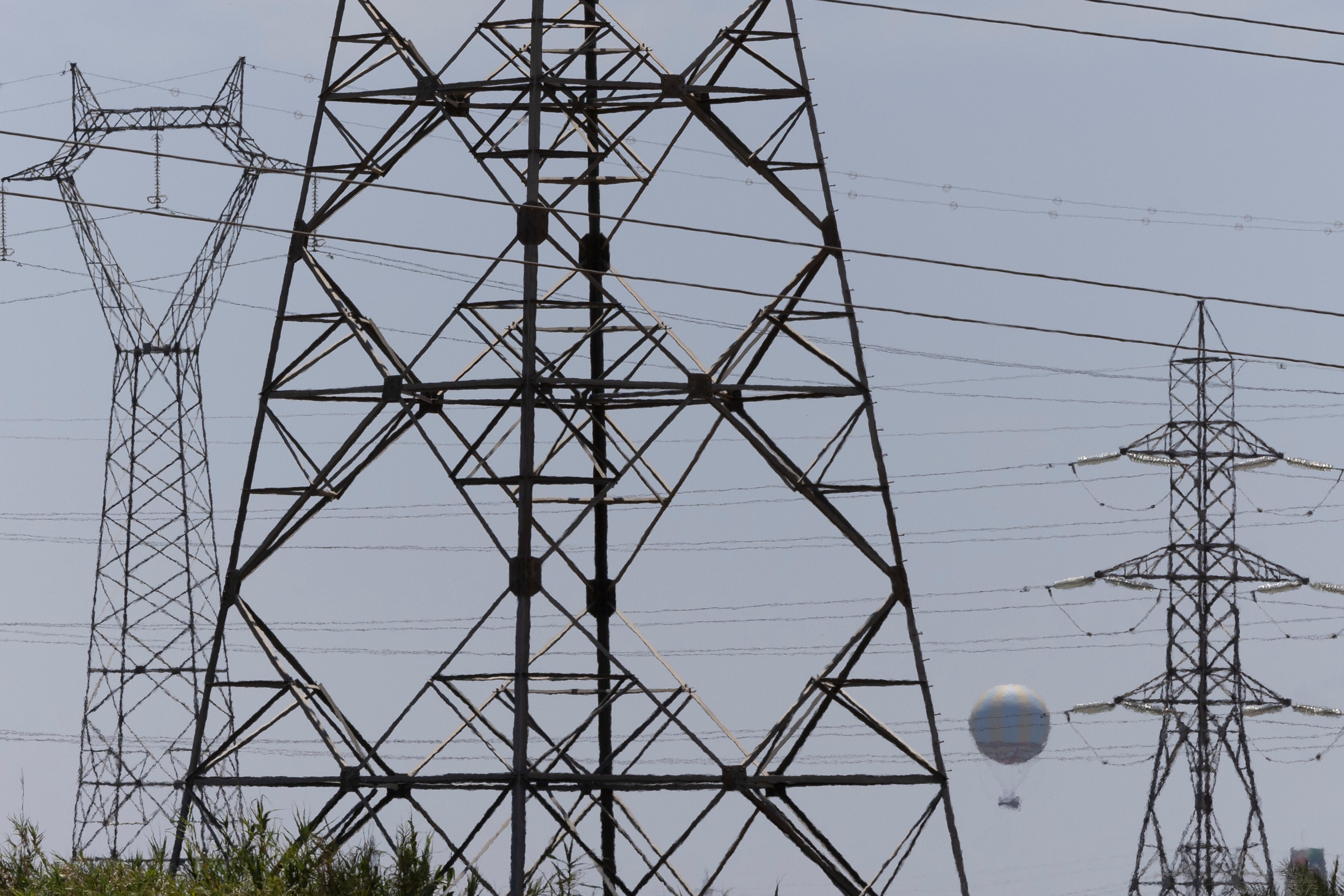 Vista de tendidos eléctricos a las afueras de Sevilla, en una imagen de archivo.