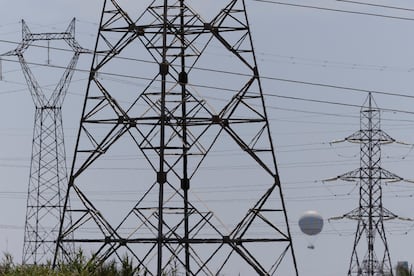 Tendidos eléctricos a las afueras de Sevilla, el 3 de junio.