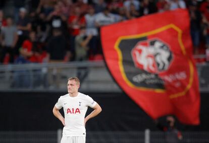 El jugador del Tottenham Oliver Skipp durante un partido contra el Rennes en la Conference League.