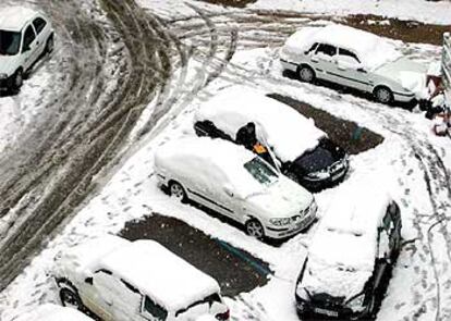 Nieve sobre los coches aparcados en la Plaza de la Marquesa de Teruel.