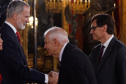 El rey Felipe saluda al presidente de la Generalitat de Cataluña, Salvador Illa. En primer término, Josep Borrell, el alto representante de la Unión Europea para Asuntos Exteriores.