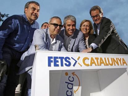 El cabeza de lista de CDC, Francesc Homs (c), el presidente de la formación y expresidente de la Generalitat, Artur Mas (d), durante el acto central de campaña de CDC hoy en el Baix Llobregat.