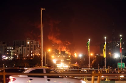 Incendio de un almacén de petróleo en Teherán tras un ataque con misiles de Israel el 15 de junio.
