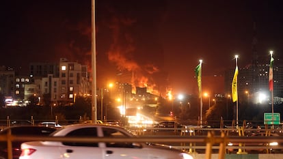 Incendio de un almacén de petróleo en Teherán tras un ataque con misiles de Israel el 15 de junio.