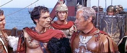 Rex Harrison, a la derecha, como César, junto a Martin Landau (Rufio), en 'Cleopatra'.