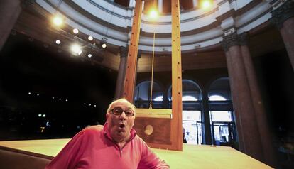 Iago Pericot el 2014, davant de la guillotina que va instal·lar al Mercat de les Flors.