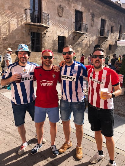 Óscar G. León, a la dreecha de la imagen con la camiseta del Athletic Club, junto a otros aficionados de equipos de LaLiga que asistieron al festival Sonorama este verano.