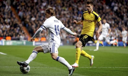 Modric conduce el bal&oacute;n ante Weigl.