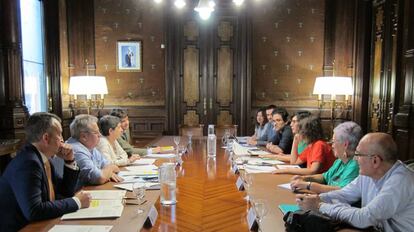 Reunión entre el secretario general de Política Territorial del Gobierno, J.I.Sánchez Amor, y representantes de la PAH, la APE y Desc
 
 