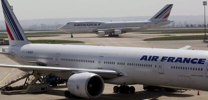 Aviones de Air France en la Terminal 2 del aeropuerto Internacional de Charles de Gaulles en Roissy cerca de Par&iacute;s (Francia).