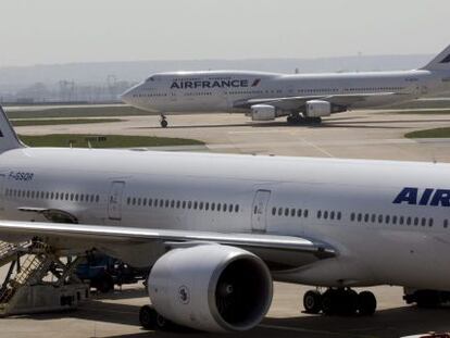 Aviones de Air France en la Terminal 2 del aeropuerto Internacional de Charles de Gaulles en Roissy cerca de Par&iacute;s (Francia).