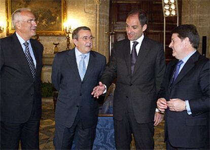 Los presidentes de la CAM, Caixa Ontinyent y Bancaixa con Camps, tercero por la derecha.