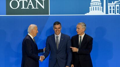 De izquierda a derecha, el presidente de Estados Unidos, Joe Biden; el presidente del Gobierno de España, Pedro Sánchez, y el secretario general de la OTAN, Jens Stoltenberg, este miércoles en Washington.