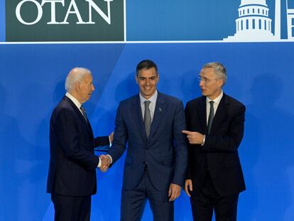 De izquierda a derecha, el presidente de Estados Unidos, Joe Biden; el presidente del Gobierno de España, Pedro Sánchez, y el secretario general de la OTAN, Jens Stoltenberg, este miércoles en Washington.