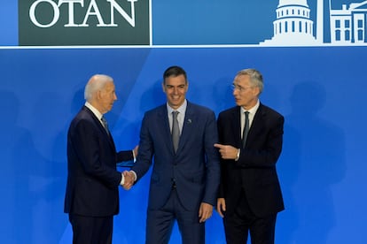 De izquierda a derecha, el presidente de Estados Unidos, Joe Biden; el presidente del Gobierno de España, Pedro Sánchez, y el secretario general de la OTAN, Jens Stoltenberg, este miércoles en Washington.