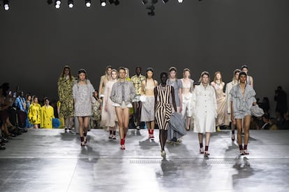 El carrusel final del desfile de Dries Van Noten (primavera-verano 2026), celebrado el martes en París.
