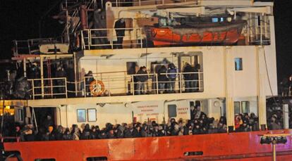 Cientos de inmigrantes abarrotan la cubierta del carguero rescatado por la Guardia Costera italiana y llevado al puerto de Gallipoli.
