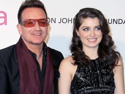 El cantante Bono junto a su hija, la actriz Eve Hewson, en Los Ángeles en 2013.