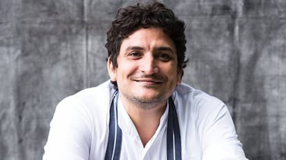 La organización detrás de The World’s 50 Best Restaurants anunció este martes que la subasta 'Bid for Recovery' comenzará el 3 de julio. Se trata de una serie de experiencias gastronómicas con los mejores chefs del planeta, que forman parte del ecosistema de los 50 mejores restaurantes del mundo. El objetivo es recaudar fondos que para aliviar la situación financiera de los restaurantes afectados por el Covid-19. La puja forma parte de la iniciativa de recaudación de fondos del programa 50 Best for Recovery y contará con más de 100 lotes, proporcionándoles a los postores la oportunidad de seleccionar entre pasar un día en Mirazur (Menton, Francia), considerado el mejor restaurante del mundo, con Mauro y Julia Colagreco que ejercerán de anfitriones, o vivir una experiencia en Atelier Crenn (San Francisco, EE.UU) con la cocinera Dominique Crenn y pasar un día en la granja Bleu Belle. Entre las propuestas, una incursión en la cocina peruana de Virgilio Martínez. www.theworlds50best.com/recovery/coronavirus.