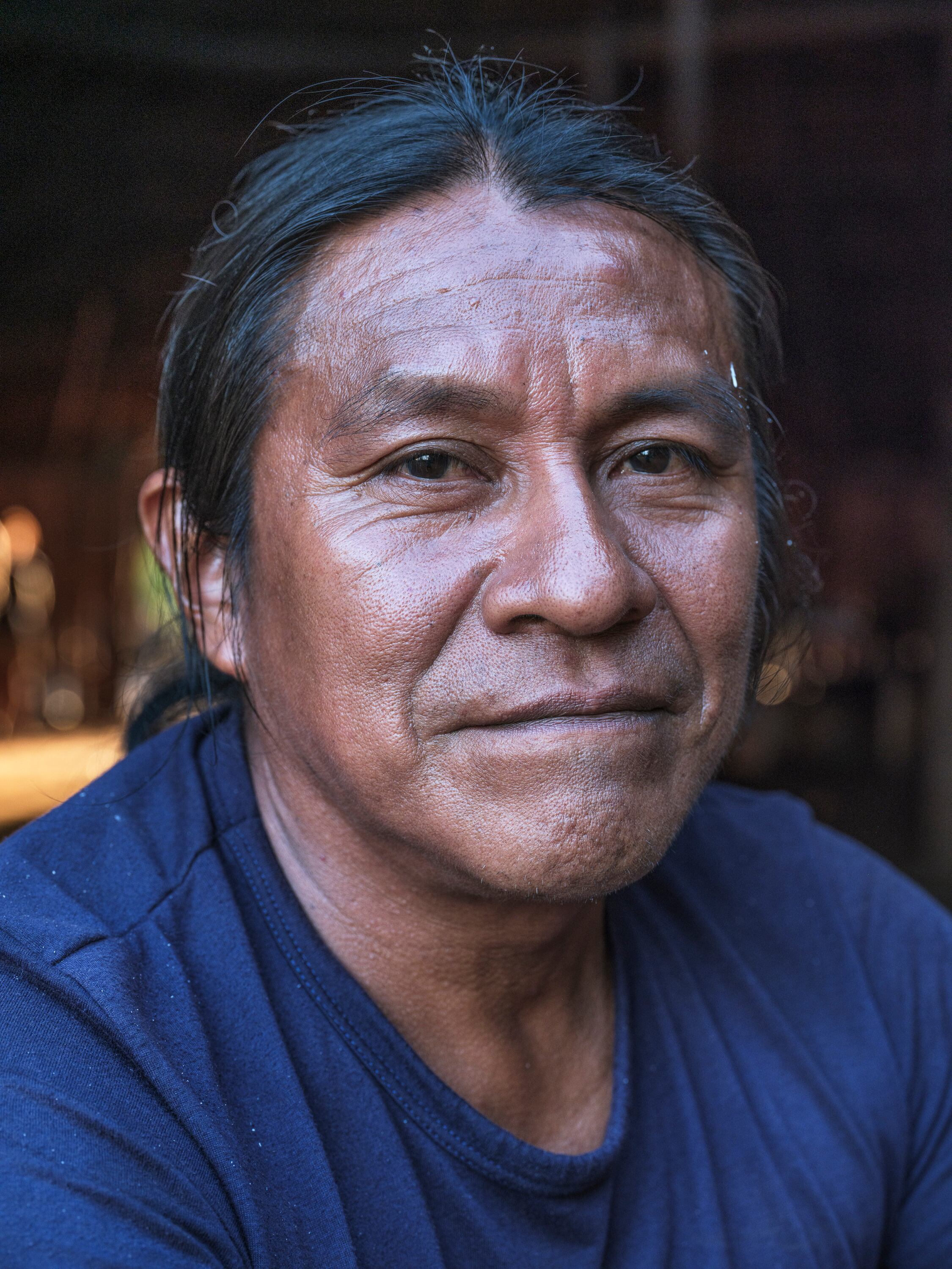 José Esteban Valencia, payé o sabedor tradicional de la etnia makuna del Pirá-Paraná, construyó una maloka en Ceima Cachivera, a las afueras de Mitú.