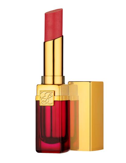 Un tono de rojo, un clásico que nunca pasa de moda, pero mate. Lo firma Estée Lauder (23 euros).