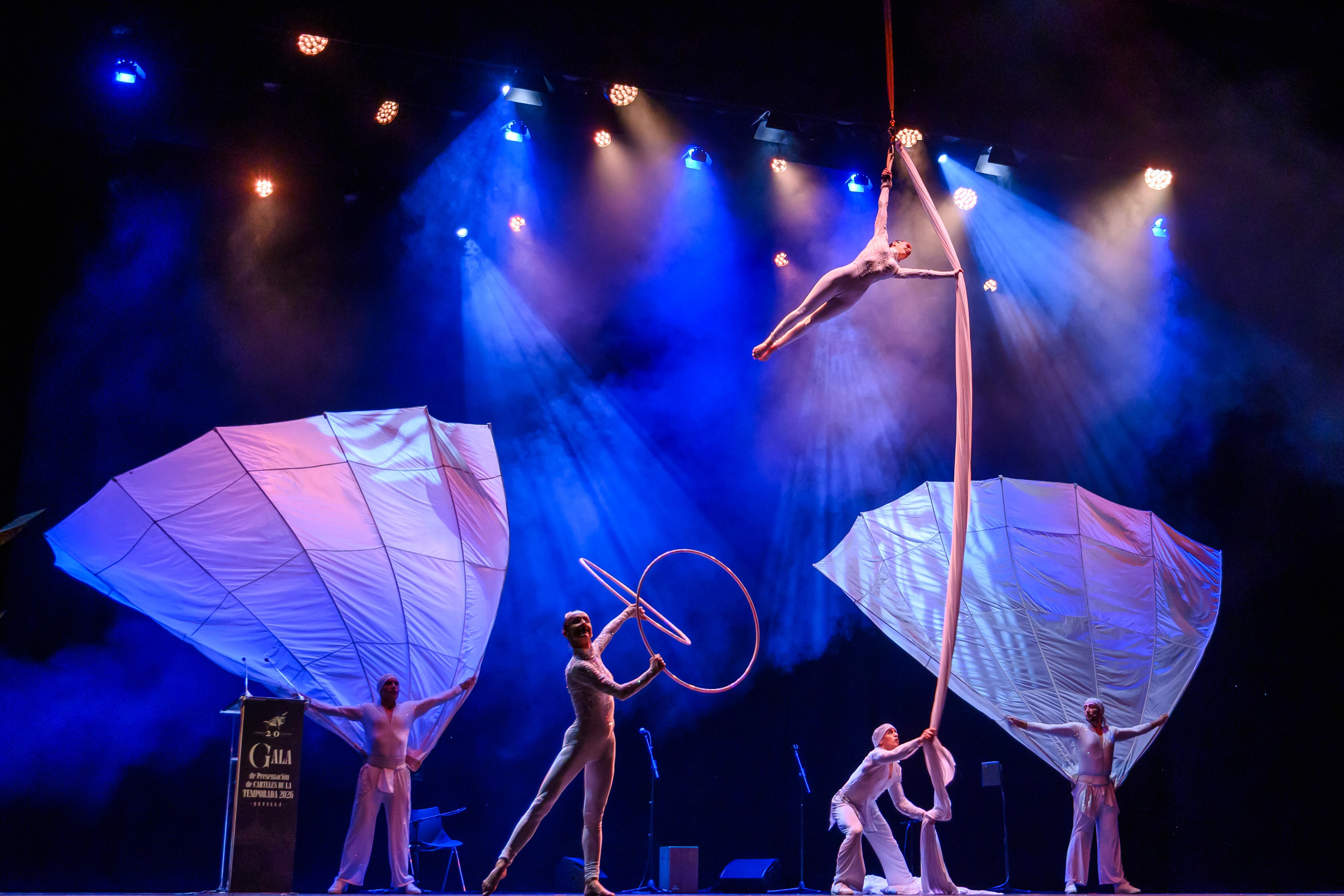 Actuación del grupo de acrobacias Dinamic durante la presentación de los carteles sevillanos.