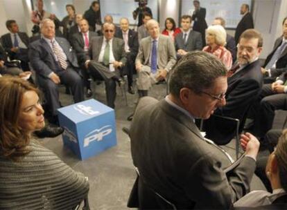 Rajoy, rodeado de alcaldes del PP. De espaldas y virados, Sáenz de Santamaría y Ruiz-Gallardón. De frente, con gafas, Carlos Fabra.