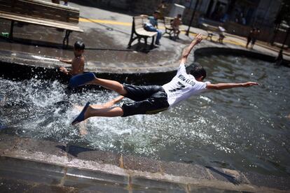 Crianças brincam em um parque de Diyarbakir, no sudeste de Turquia.