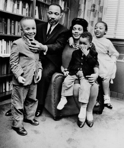 Martin Luther King y su esposa, Coretta Scott King, sentados con tres de sus cuatro hijos (Martin Luther King III, de 5 años, Dexter Scott, de 2 y Yolanda Denise, de 7) en su casa de Atlanta, el 17 de marzo de 1963. 