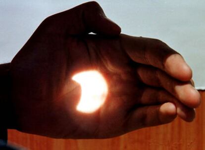 Imagen del eclipse reflejado en la mano de un ciudadano de Jordania, en Amán