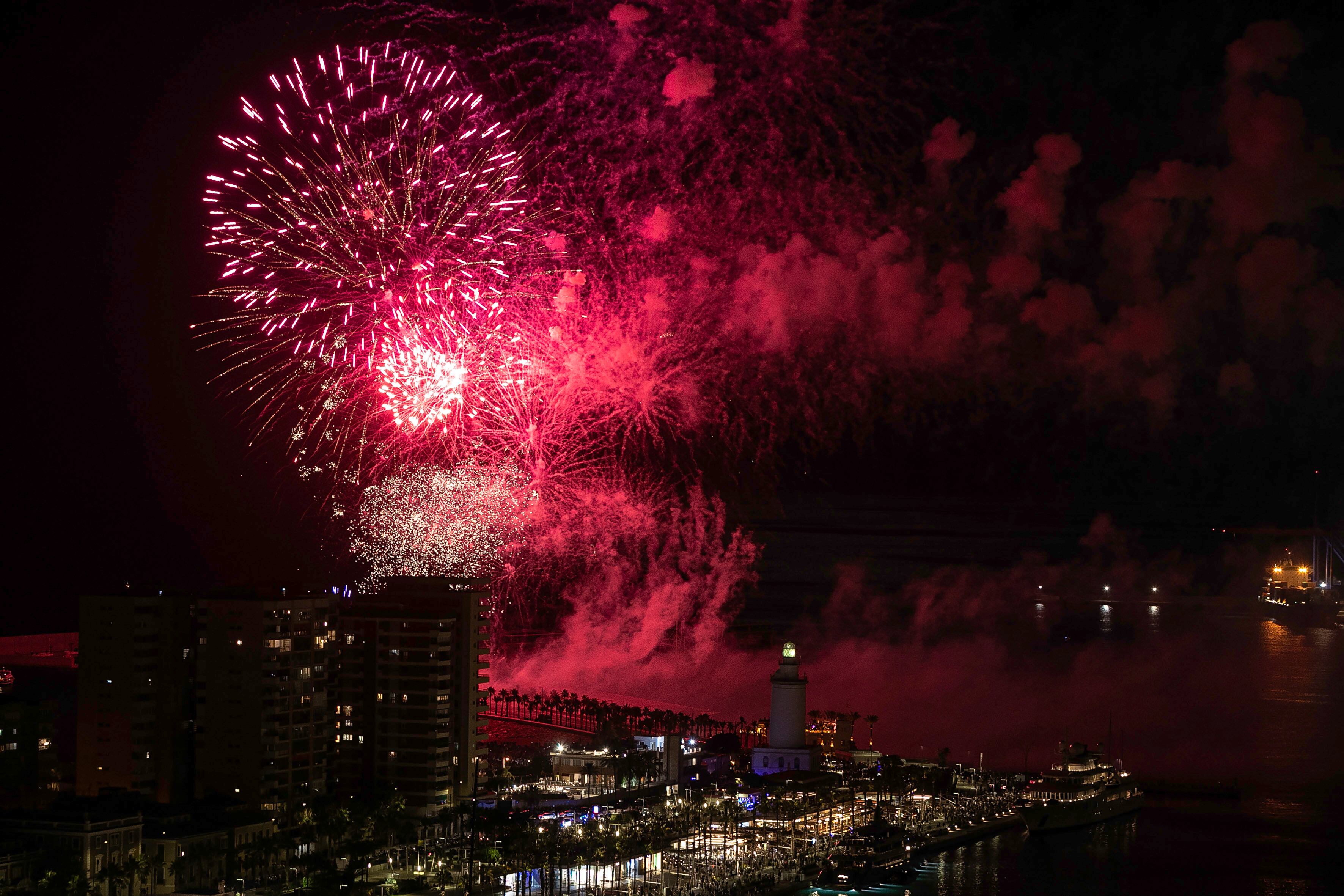 Vista de fuegos artificiales sobre el muelle de Málaga con motivo de la inauguración de la Feria.