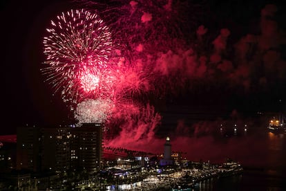 Vista de fuegos artificiales sobre el muelle de Málaga con motivo de la inauguración de la Feria.