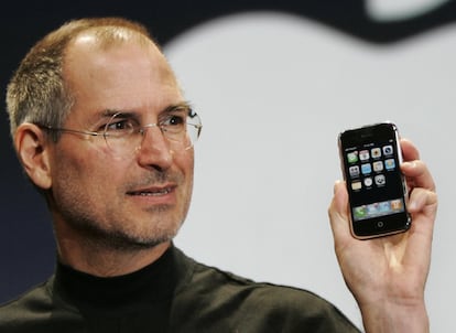 Hace más de 10 años que Apple sacó al mercado el primer iPhone. Cuando el fundador de la compañía, Steve Jobs, presentó la primera versión de este ‘smartphone’ el 9 de enero de 2007, afirmó haber “reinventado el teléfono”. La característica principal de este dispositivo era la pantalla táctil y multimedia con un tamaño de 3,5 pulgadas. Entre sus prestaciones técnicas destacan los 128 MB de memoria RAM, la cámara de dos megapíxeles y los 4 GB de capacidad de almacenamiento. Más tarde salió a la venta un iPhone con capacidad de 8 GB y otro de 16 GB. Pese a que la mayoría de móviles de esa época tenían conexión 3G, este iPhone solo se conectaba a redes 2G, por lo que la navegación era más lenta. Una de sus señas de identidad es el sistema operativo iOS, mejorable mediante actualizaciones en la App Store.