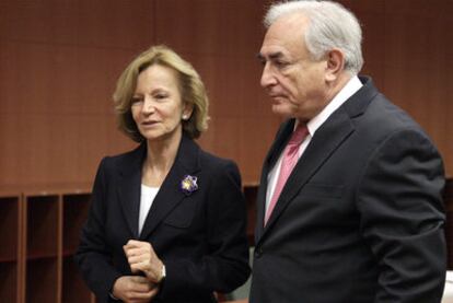 Elena Salgado y Dominique Strauss-Kahn, durante una reunión en Bruselas, en diciembre.