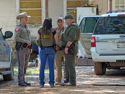 Agentes de la policía y el FBI en el lugar de los hechos, este domingo.