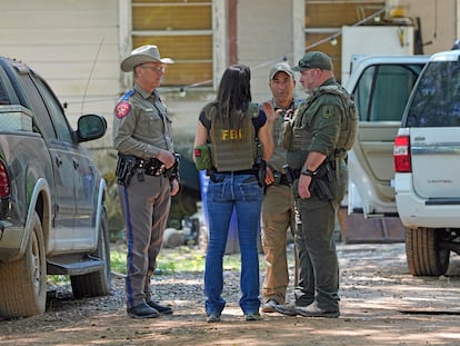 Agentes de la policía y el FBI en el lugar de los hechos, este domingo.