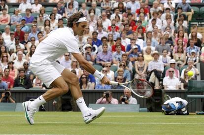 Federer golpea la bola durante su partido ante Fognini.