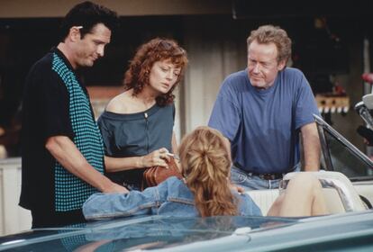 De izquierda a derecha, el actor Michael Madsen, las actrices Susan Sarandon y Geena Davis (en el coche), y el director Ridley Scott en el rodaje de 'Thelma y Louise' en 1990. 