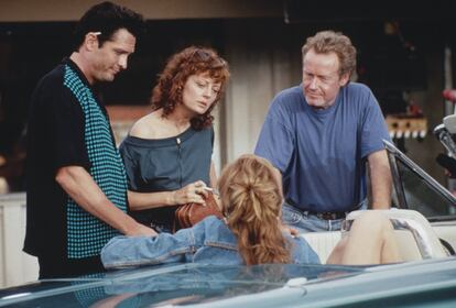 De izquierda a derecha, el actor Michael Madsen, las actrices Susan Sarandon y Geena Davis (en el coche), y el director Ridley Scott en el rodaje de 'Thelma y Louise' en 1990.