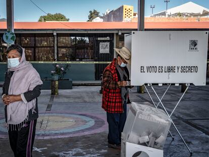 Pobladores del Municipio de Huasca de Ocampo (Hidalgo) acuden a votar, en junio de 2022.