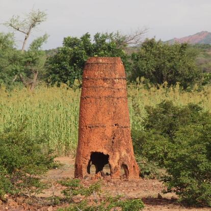 La metalurgia del hierro es uno de los legados culturales más notorios de Burkina Faso. En cinco enclaves repartidos por este país de África Occidental se conservan un total de quince hornos históricos, que siguen aún en pie, así como estructuras de minas y restos de antiguas viviendas. La evidencia más antigua de la producción de hierro en <a href="https://elviajero.elpais.com/elviajero/2013/03/14/actualidad/1363272957_156783.html" target="_blank">Burkina Faso</a> está en Doroula, y se remonta al siglo VIII antes de Cristo. Los otros centros son Tiwêga, Yamané, Kindibo y Békuy.