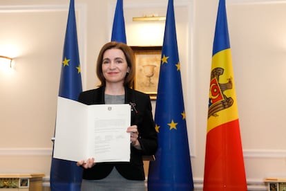 La presidenta de Moldavia, Maia Sandu, posa con el documento de solicitud de adhesión a la Unión Europea, en el edificio de la Residencia del Estado en Chisinau, Moldavia, el pasado 3 de marzo.