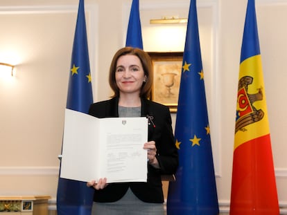 La presidenta de Moldavia, Maia Sandu, posa con el documento de solicitud de adhesión a la Unión Europea, en el edificio de la Residencia del Estado en Chisinau, Moldavia, el pasado 3 de marzo.